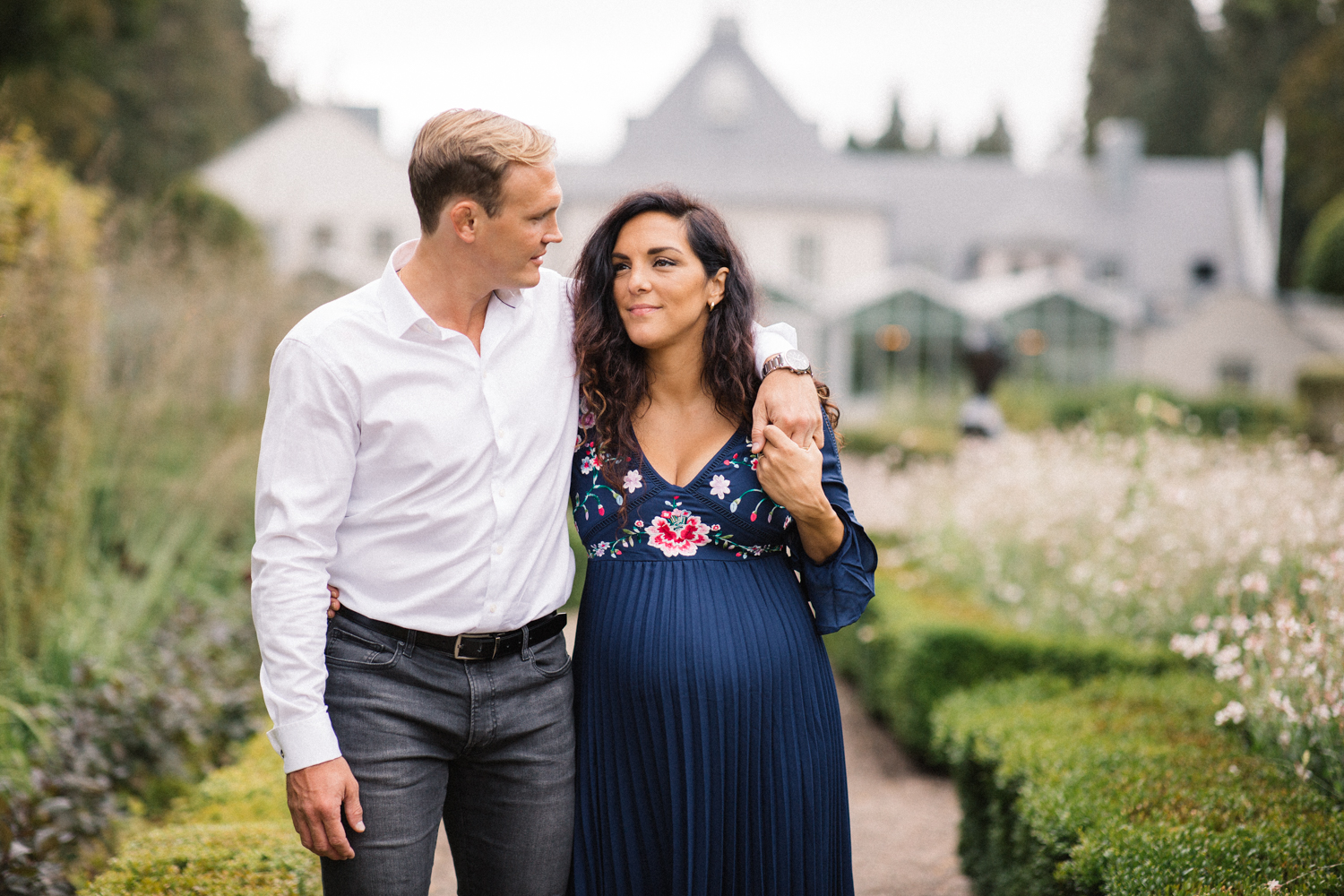 Baby Shower och gravidfotografering av The Ljungbäcks på Norrvikens trädgårdar i Skåne. Fotograf är Tove Lundquist.