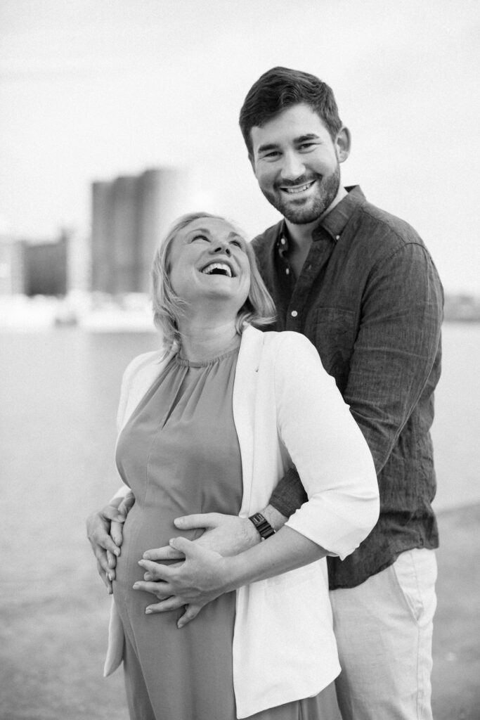 Svartvitt porträtt på ett glatt par som skall bli föräldrar. Gravidfoto på Ön, Limhamn i Malmö tillsammans med gravidfotograf Tove Lundquist.